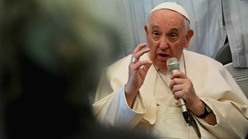 Papst Franziskus bei einer fliegenden Pressekonferenz