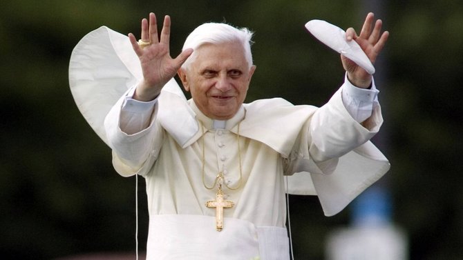 Papst Benedikt XVI. winkt.