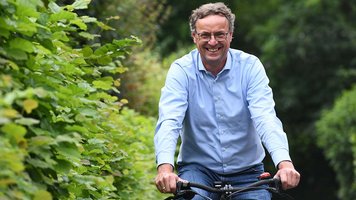 Diakon und Fahrrad-Begeisterter: Michel Peters ist Autor des Buchs „Münsterland – Radeln für die Seele“.