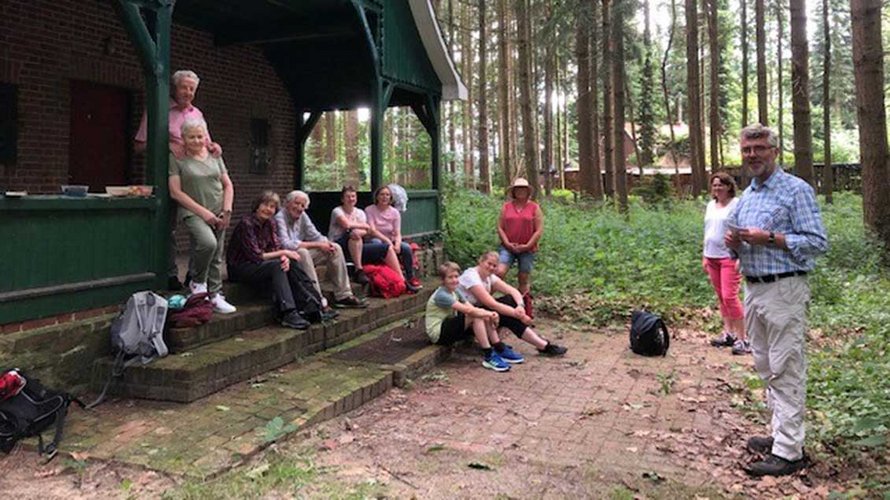 Meditation mitten im Wald beim „Sonntagspilgern“ der Gemeinde St. Andreas Cloppenburg mit Pfarrer Bernd Strickmann (rechts). | Foto: Gemeinde St. Andreas Cloppenburg