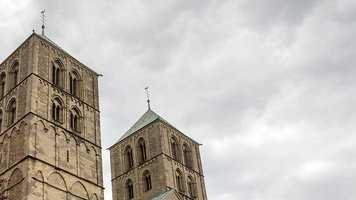 Der Dom in Münster vor dunklen Wolken