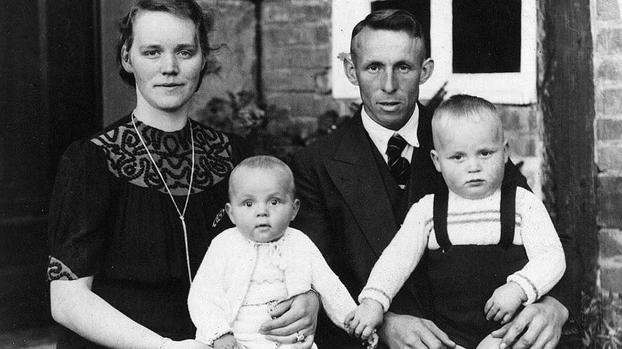 Das älteste Familienfoto des Familie Frie aus dem Jahr 1947 mit den beiden ältesten Geschwister. | Foto: privat Ewald Frie