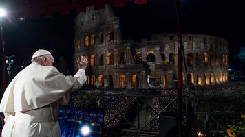 Papst Franziskus betet Kreuzweg am Kolosseum