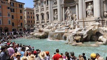 Touristen am Trevi-Brunnen in Rom