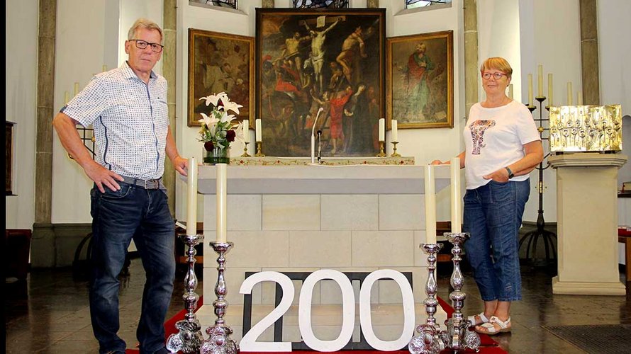 Rudolf Friedhoff und Barbara Morée bieten anlässlich des Jubiläums Kirchenführungen in St. Peter Büderich an. | Foto: Johannes Bernard
