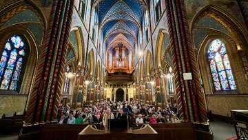 Blick ins volle Kirchenschiff und die Orgel der Marienbasilika Kevelaer
