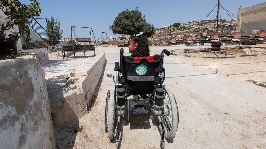 Sali ist auf den Rollstuhl angewiesen. | Foto: Andrea Krogmann (pd)