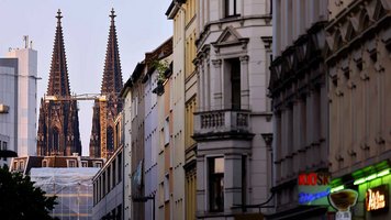 Kölner Domtürme und Häuserfassade