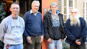 Pfarrer Ludger Ernsting (2. von links) begleitet eine Gruppe des Gasthauses Recklinghausen auf der Obdachlosen-Wallfahrt. | Foto: Michaela Kiepe (pbm)
