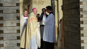 Zum letzten Mal betete Bischof Felix Genn an der symbolischen Pforte der Barmherzigkeit am St.-Paulus-Dom. | Foto: Karl Tovar (pbm)