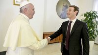 Papst Franziskus begrüßt Facebook-Gründer Mark Zuckerberg.