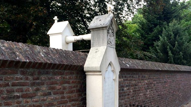 Grabmal aus dem späten 19. Jahrhundert eines katholisch-evangelischen Ehepaars im niederländischen Roermond