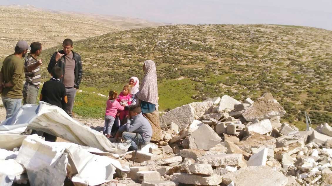 Palästinensische Familie in den Trümmern ihres von der israelischen Armee zerstörten Hauses. privat