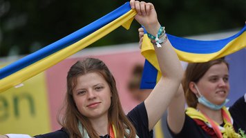 Friedensdemo – Freiwillige Helfer mit Schals in den Nationalfarben der Ukraine. | Foto: Michael Bönte