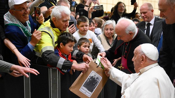 Papst Franziskus mit Senioren