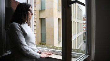 Mariya Sharko am Fenster ihres Büros