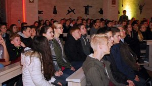 Volle Kirche: Viele Jugendliche waren zur ersten Katechese des neuen Regionalbischofs für den Niederrhein gekommen.