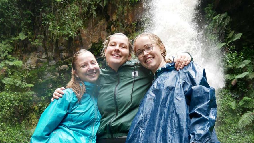 Nina Jürgenschellert, Hanna Krumrey, Clara Moser im Nyungwe Forest (ein Bergregenwald) im Süden Ruandas (von links). | Foto: privat