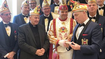 Bischof Genn mit Münsters Prinz Mario I. und Karnevalisten