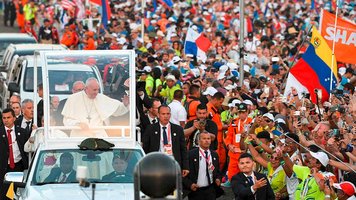 Papst Franziskus mit Jugendlichen beim Weltjugendtag 2019 in Panama.