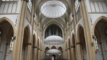 Drei schwebende Objekte in der Kirche St. Joseph in Münster