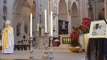 Bischof Felix Genn erinnert im Kapitelsamt in Münsters Paulusdom an den verstorbenen Papst Benedikt XVI., 