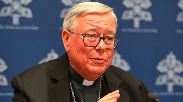 Kardinal Jean-Claude Hollerich spricht und gestikuliert