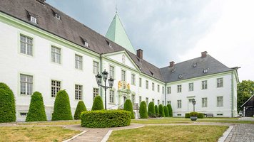 Das Museum Abtei Liesborn mit einer barocken Fassade.