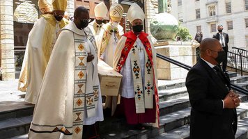 Bischöfe tragen den Sarg mit dem Leichnam von Desmond Tutu aus der Kathedrale in Kapstadt
