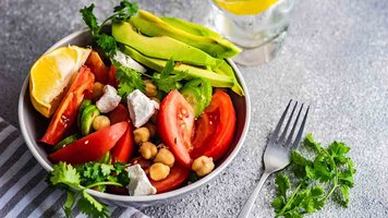 Salat mit saisonalem Gemüde und Avocado