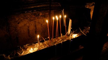 Kerzen an der Grabeskapelle von Jerusalem