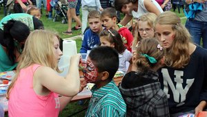 Mehr als 500 Flüchtlingsfamilien und Einheimische kamen bei einem Sommerfest im Ökumenischen Kirchengarten Oase zusammen. | Foto: Caritasverband