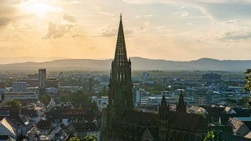 Das Freiburger Münster im Zwielicht