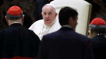 Papst Franziskus vor Kirchenvertretern