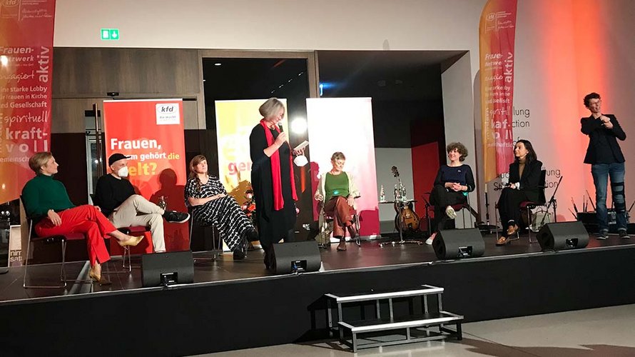 Judith Everding (Mitte stehend), Vorsitzende der katholischen Frauengemeinschaft im Bistum Münster, führte in das Thema Nachhaltigkeit ein. | Foto: Karin Weglage