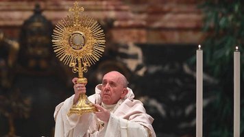Papst Franziskus bei Eucharistischen Segen mit einer Monstranz