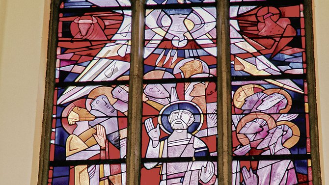 Pfingstfenster in St. Peter, Waltrop: Die Geisttaube, die Apostel, in der Mitte Kirchenpatron Petrus.
