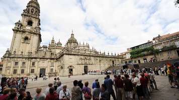 Menschen vor der Kathedrale von Santiago de Compostela