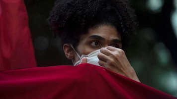 Protestler mit Maske in Brasilien
