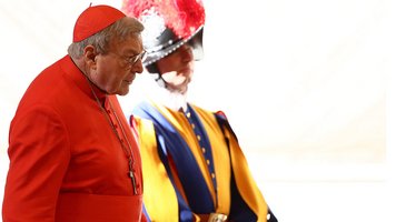Kardinal George Pell steht neben einem Schweizergardisten