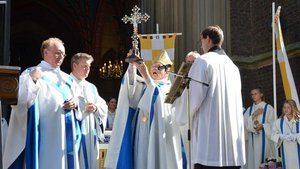 Der emeritierte Bischof von Tarbes und Lourdes, Jaques Perrier, spendet den Päpstlichen Segen. | Foto: Jürgen Kappel