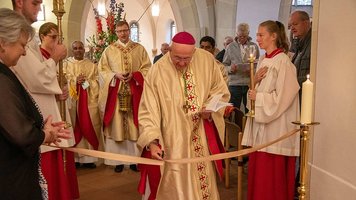 Der Bischof durchschnitt das Band und segnete die neue Katharinen-Kapelle