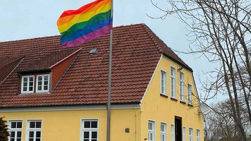 Regenbogenflagge vor dem Rat-Schincke-Haus in Butjadingen-Burhave