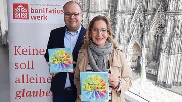Yvonne Willicks und Julian Heese präsentieren das neue Kirchenjahrbuch