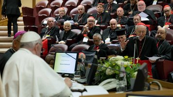Papst Franziskus mit Kardinälen
