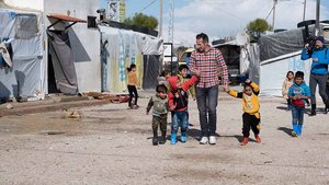 TV-Reporter Willi Weitzel bei Dreharbeiten mit Kindern im Libanon.