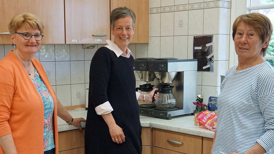 Monika Veith, Judith Hagemann-Rose und Irmgard Kleineidam (v.l.) als ehrenamtliche Betreuerinnen in der Küche des Alten Pfarrhauses. | Foto: Maria Kessing