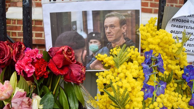 Blumen vor einem Foto von Alekej Nawalny 