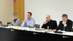 Generalvikar Norbert Köster, Bischof Felix Genn, Frank Thomas Möllmann als Moderator des Diözesanrats und dessen Geschäftsführerin Ise Kamp.