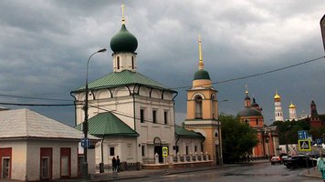 Mehrere orthodoxe Kirchen an einer Straße